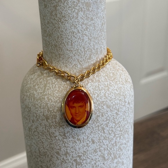 Elvis Presley Vintage 70s Gold Tone Charm Bracelet Jewelry Boxcar Ent 7.5" - Picture 2 of 7